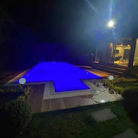 빌라 Tuzlada Ferah Alani Havuz,bahce Ve Tuem Rahatliklar Kisiye Oezel Alan 이스탄불