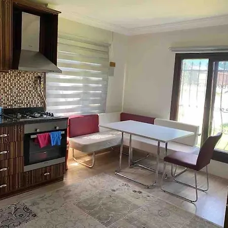 Tuzlada Ferah Alani Havuz,bahce Ve Tuem Rahatliklar Kisiye Oezel Alan * 伊斯坦布尔