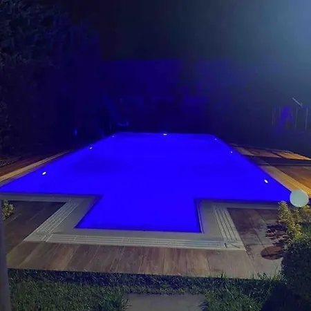 Tuzlada Ferah Alani Havuz,bahce Ve Tuem Rahatliklar Kisiye Oezel Alan *