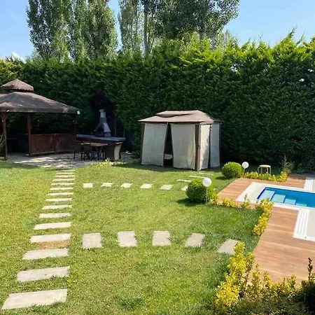 Tuzlada Ferah Alani Havuz,bahce Ve Tuem Rahatliklar Kisiye Oezel Alan