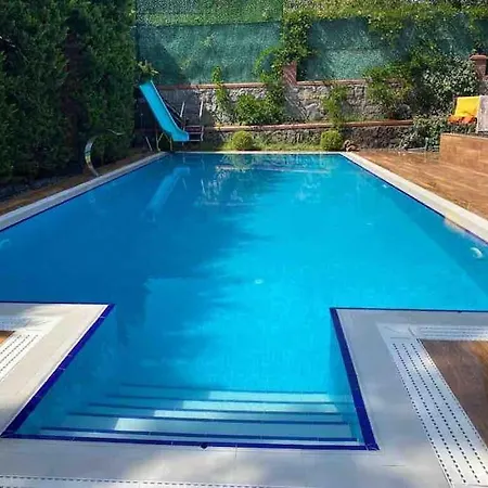 Tuzlada Ferah Alani Havuz,bahce Ve Tuem Rahatliklar Kisiye Oezel Alan * Istanboel