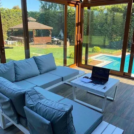 Tuzlada Ferah Alani Havuz,bahce Ve Tuem Rahatliklar Kisiye Oezel Alan 别墅