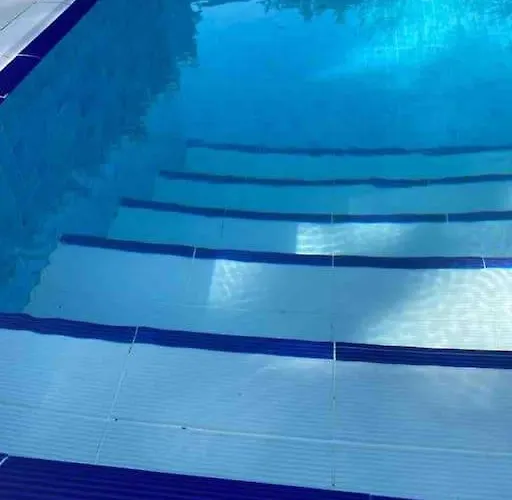 Villa Tuzlada Ferah Alani Havuz,bahce Ve Tuem Rahatliklar Kisiye Oezel Alan Istanbul