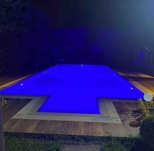 Tuzlada Ferah Alani Havuz,bahce Ve Tuem Rahatliklar Kisiye Oezel Alan *