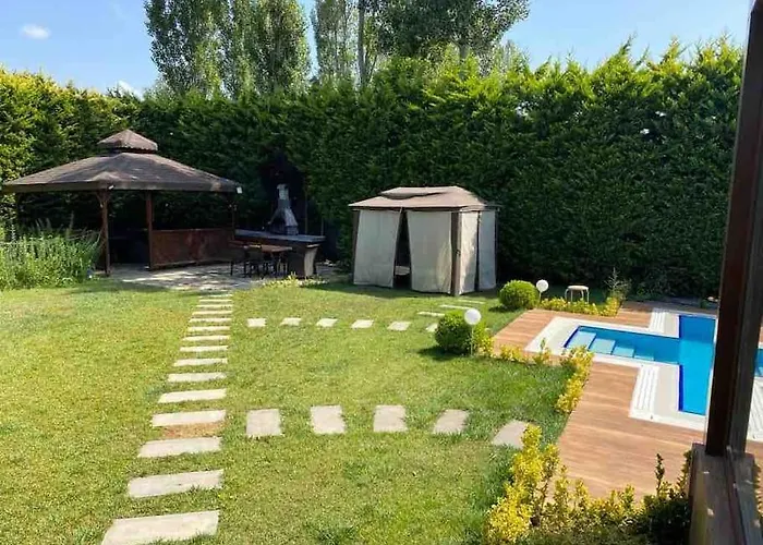 Tuzlada Ferah Alani Havuz,bahce Ve Tuem Rahatliklar Kisiye Oezel Alan