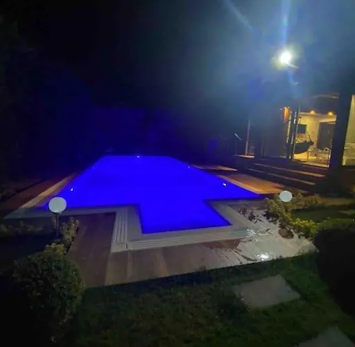 Villa Tuzlada Ferah Alani Havuz,bahce Ve Tuem Rahatliklar Kisiye Oezel Alan Istanbul