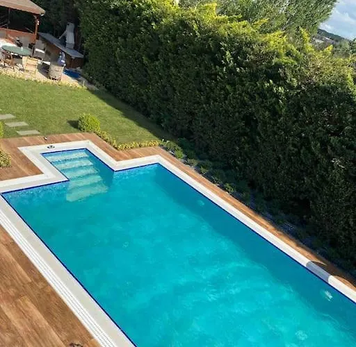 Villa Tuzlada Ferah Alani Havuz,bahce Ve Tuem Rahatliklar Kisiye Oezel Alan