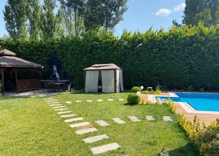 Tuzlada Ferah Alani Havuz,bahce Ve Tuem Rahatliklar Kisiye Oezel Alan Villa Istanbul