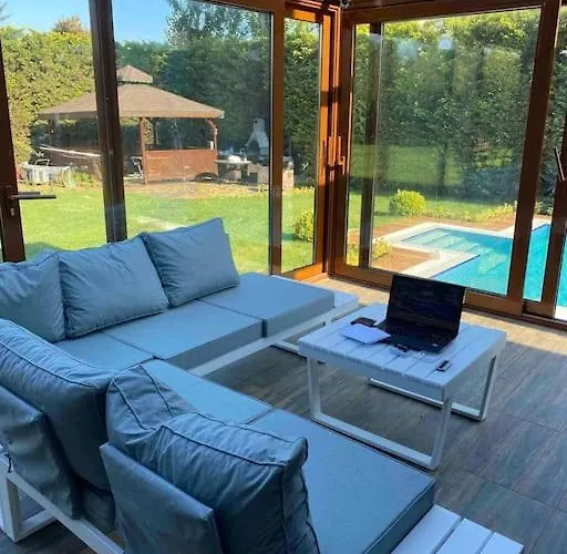 Tuzlada Ferah Alani Havuz,bahce Ve Tuem Rahatliklar Kisiye Oezel Alan Villa